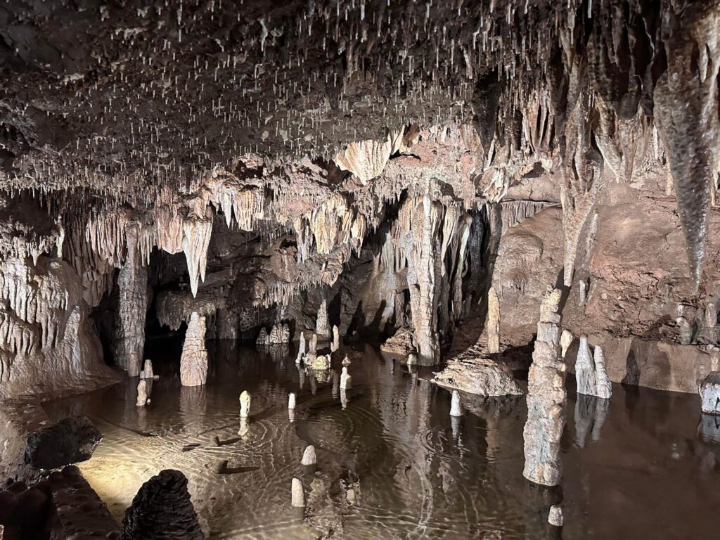 meramec caverns formations